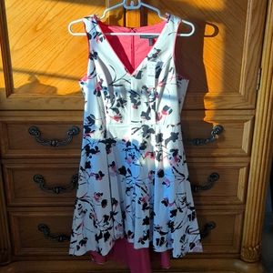Woman's sleeveless floral dress White House Black market new with tags size 6P